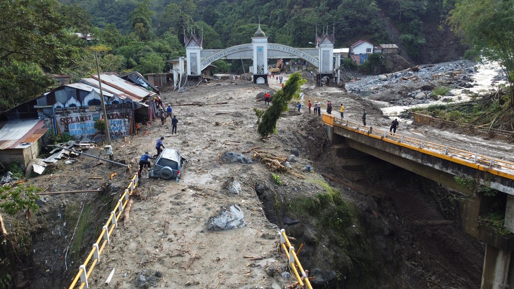 Разрушенные в результате оползня дороги и мосты в Индонезии.
